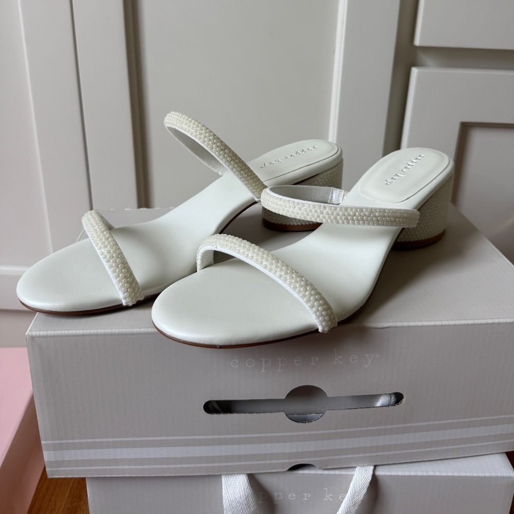 NEVER WORN Copper Key Fairytale Pearl White Heels Size 9.5
